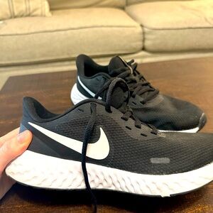 Black & White Nike Revolution size US 8